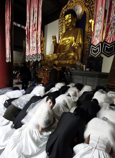 newly-wed-couples-recieves-blessing-from-buddhist-monk-06