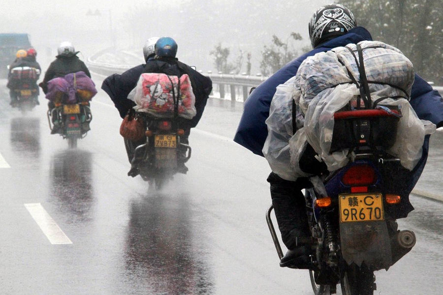 2011-chun-yun-migrant-workers-return-home-on-motorcycles-02.jpg